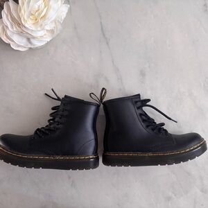 Dr. Marten’s kids Zavalas size 1 NWOT